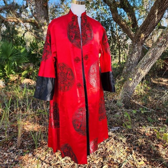 Rare VTG Reversible RED/BLACK Asian Oriental SILK? Kimono JACKET Chest 43' - Picture 1 of 15